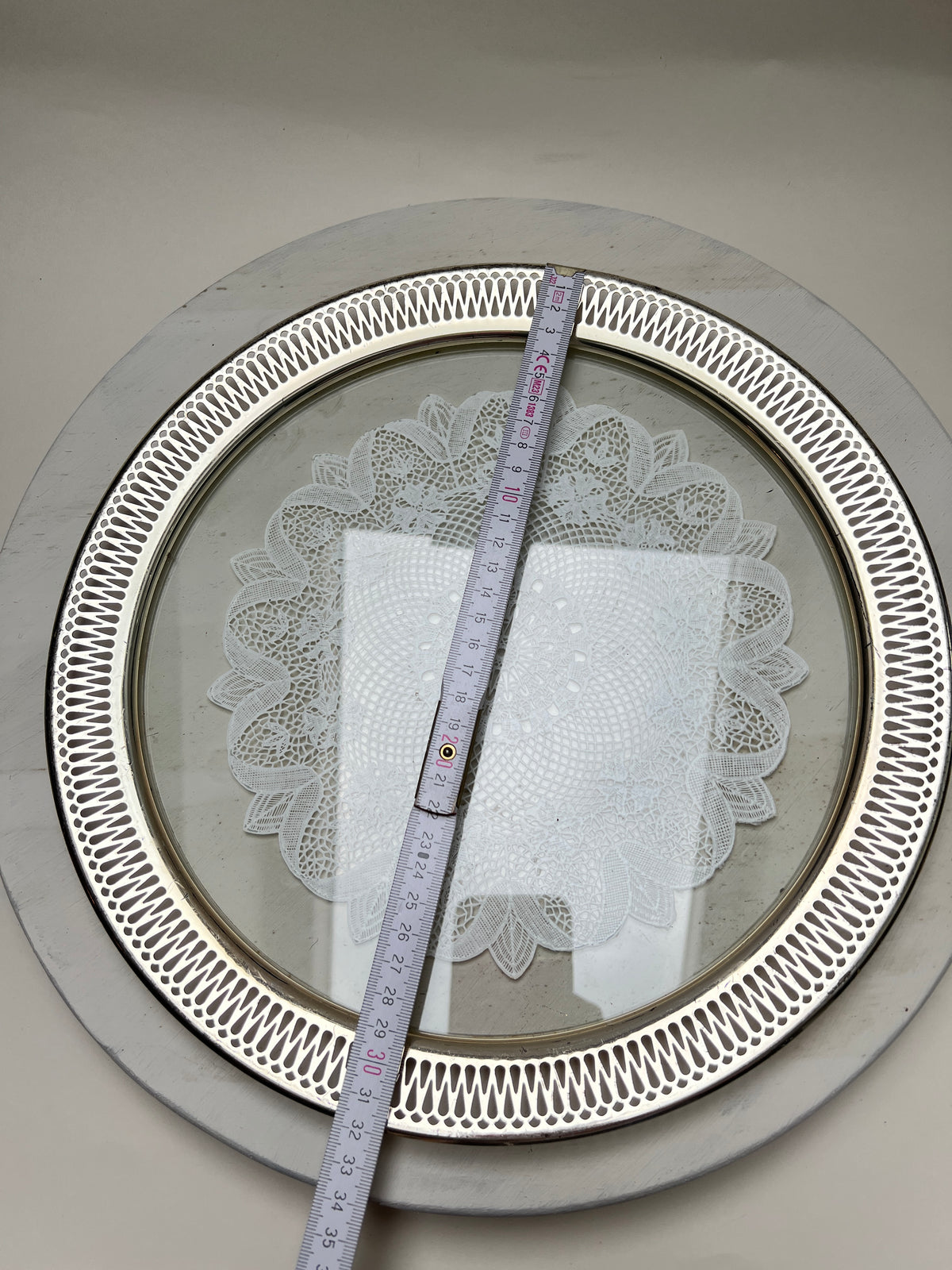 Vintage Spitzentablett für Hochzeit Tortentablett mit echter Spitze um 1960 Hochzeitsdeko Silber-Optik Glastablett 32cm