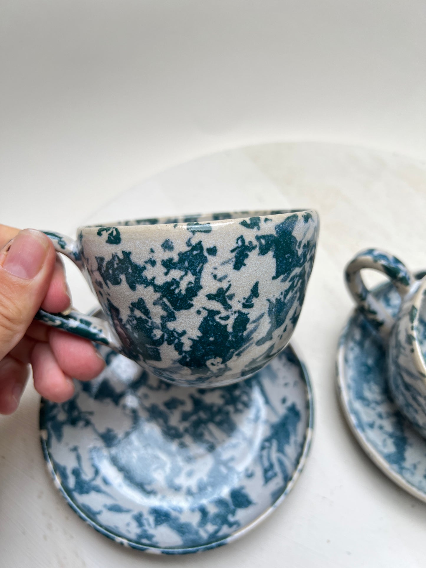 Studio Keramik Tassen Untertellern Boho Blau gesprenkelt Splatter Macchia Mio