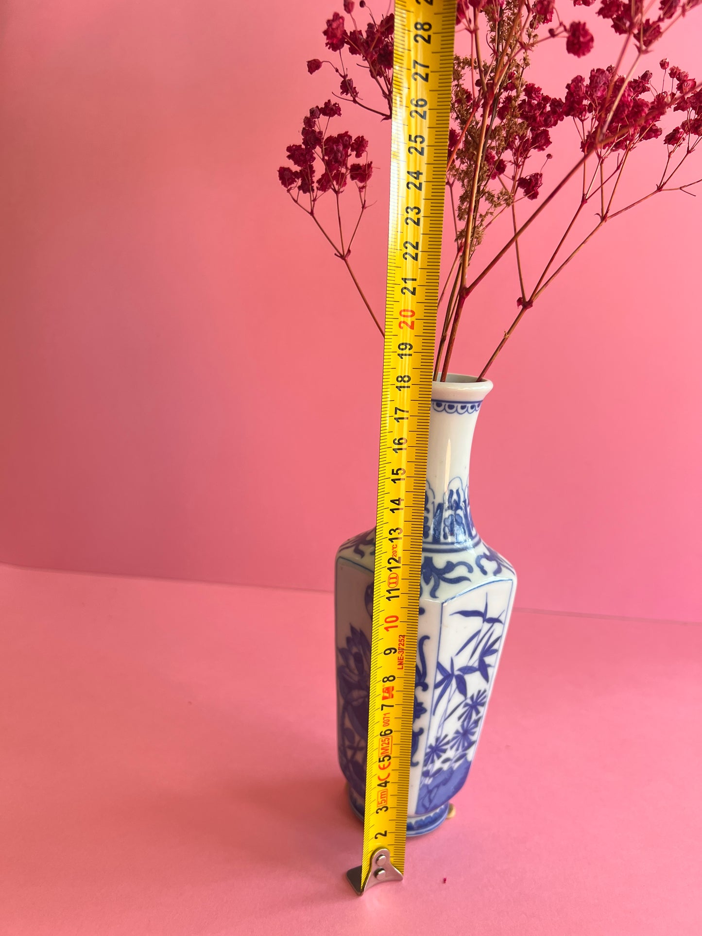 Vintage blau weiße Porzellan Vase – China Stil Keramik – Chinoiserie Deko – kleine Bud Vase mit Fuß