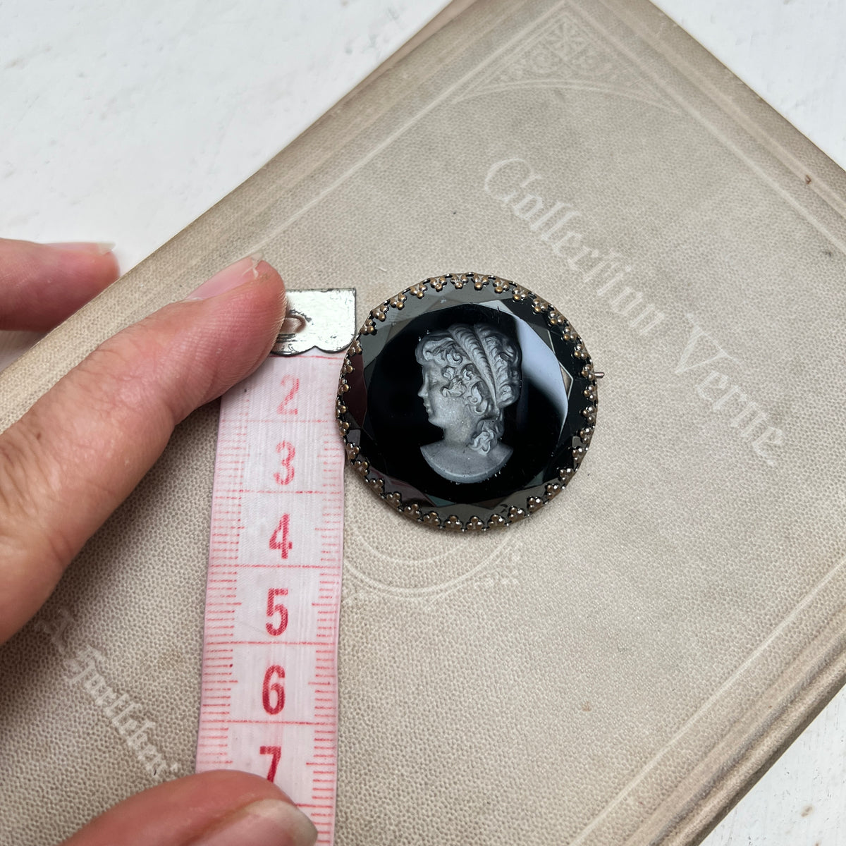 Antike Brosche Schwarzes Glas Kamee Cameo Intaglio um 1900 Viktorianischer Trauerschmuck French Jet Brooch Vintage Historismus