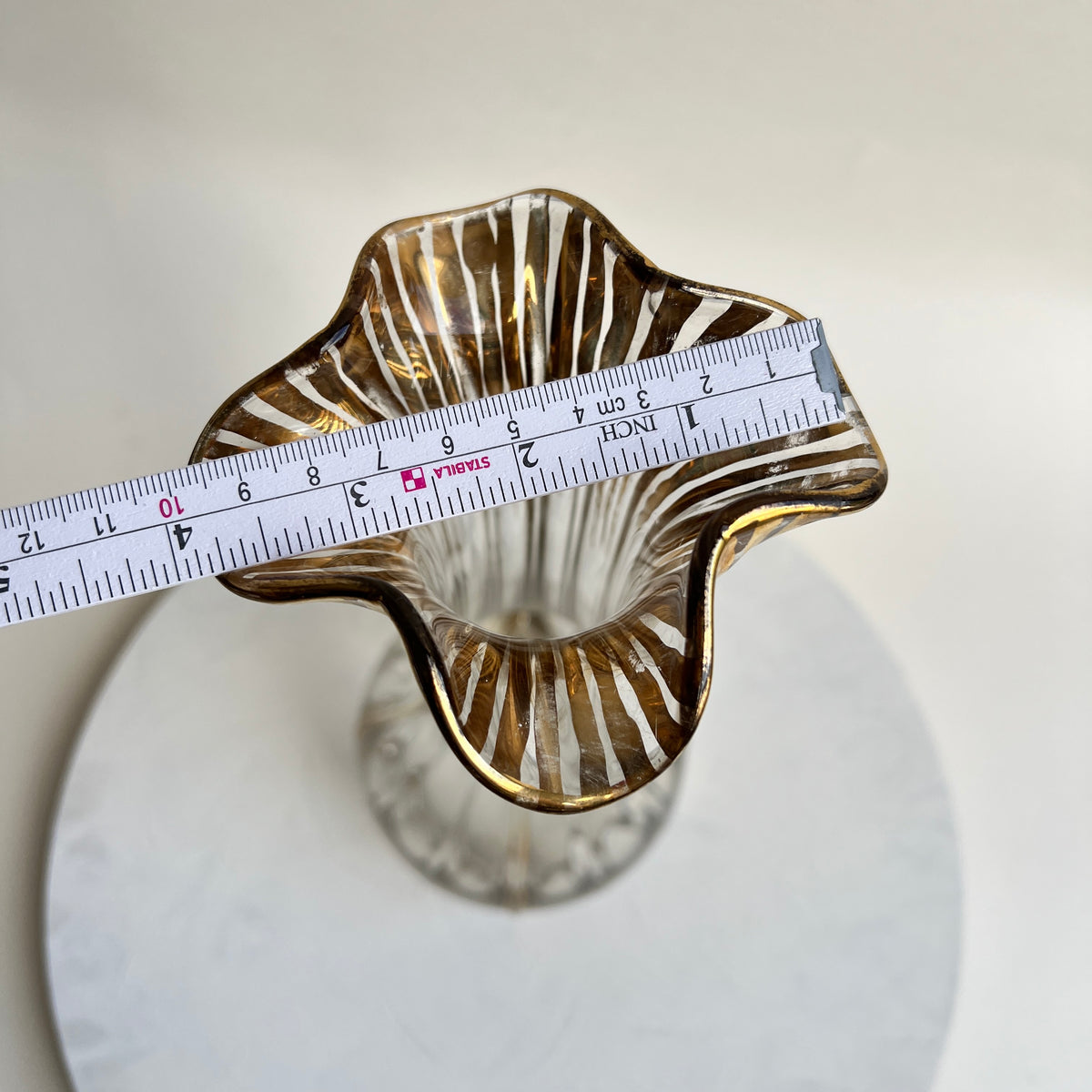 Vintage Mid Century Glasvase gerippt mit gewelltem Rand Gold-Akzente Murono-Stil