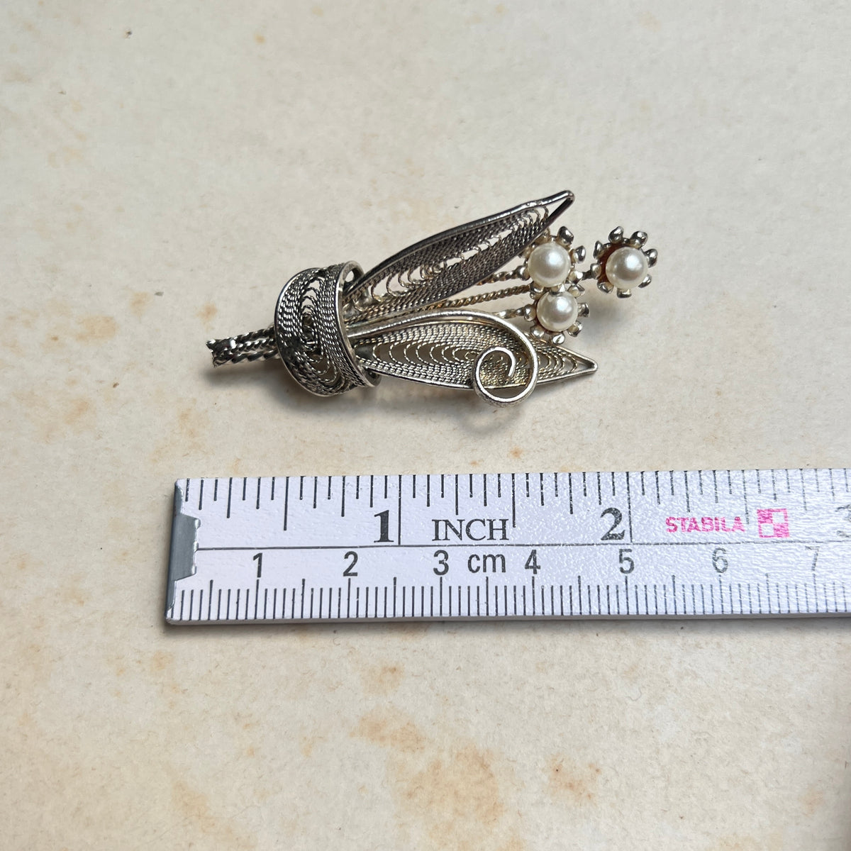 Vintage Blumenbouquet Filigran Brosche mit Kunstperlen 50er Jahre silber