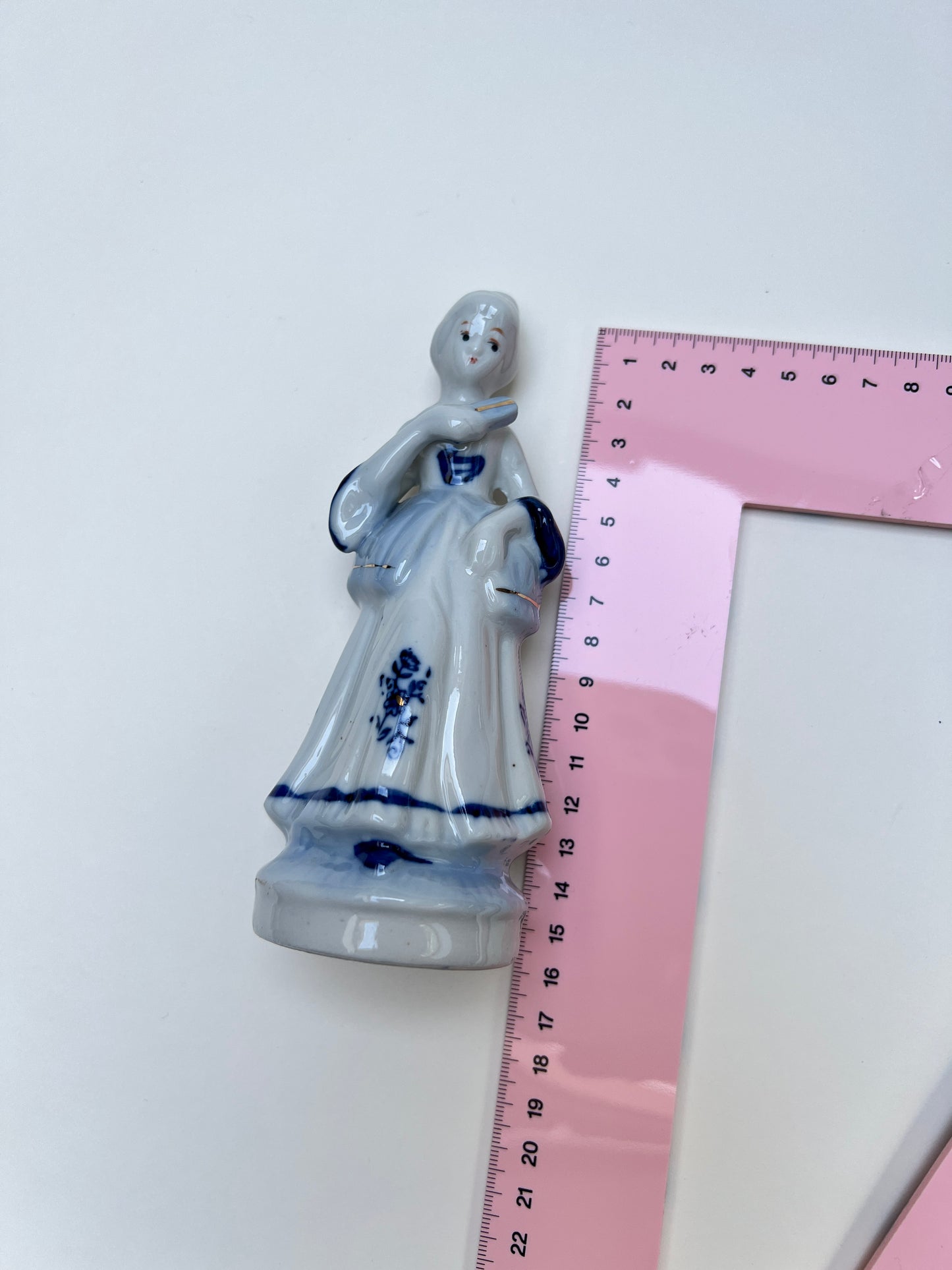 Vintage Porzellanfigur Dame in blau-weißem Kleid Mädchen Zwiebelmuster Kobaltdekor