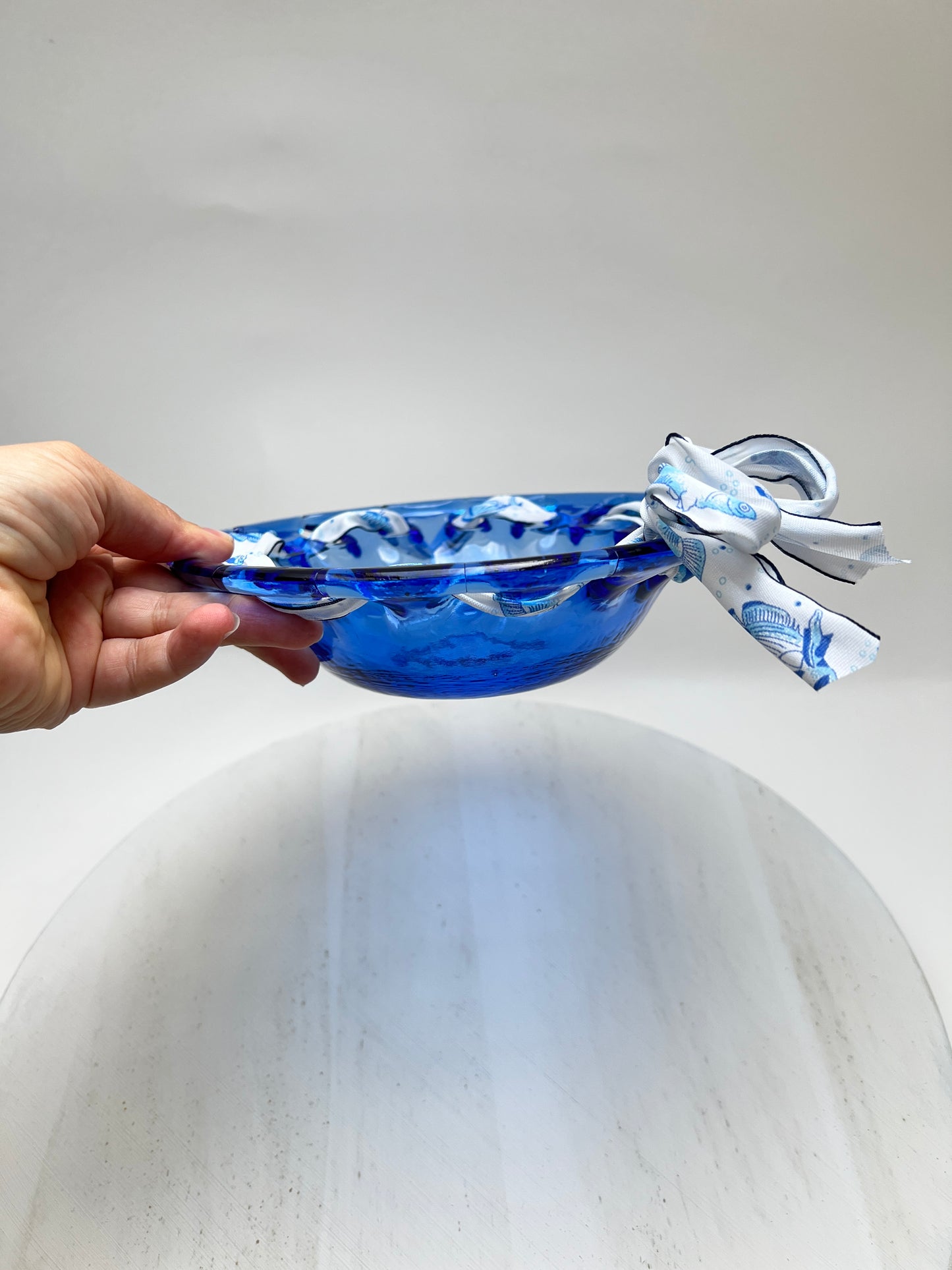 Vintage Glasschale blau mit Band Schleife maritime Snackschale coastal Süßigkeiten Anbiet Schale Lochrand