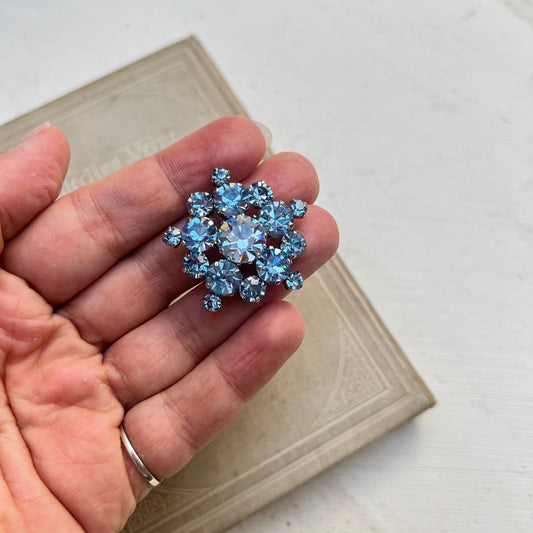 Vintage 50er Jahre Kristallglas Cluster Brosche in Saphirblau mit Strasssteinen