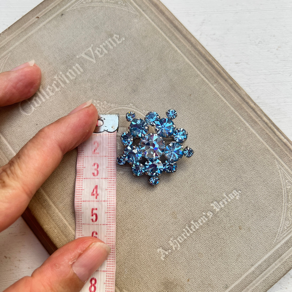 Vintage 50er Jahre Kristallglas Cluster Brosche in Saphirblau mit Strasssteinen