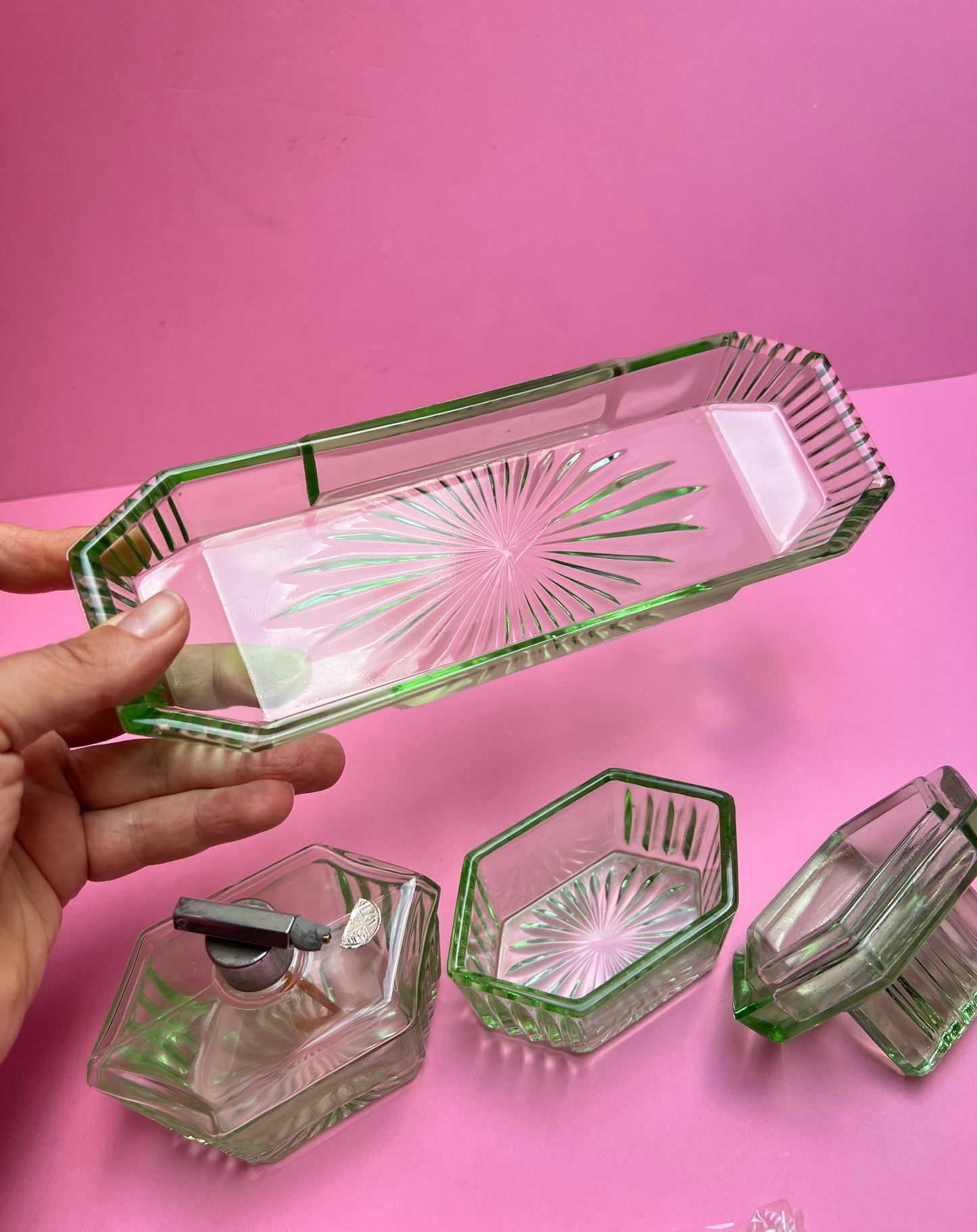 Antikes Vintage Schminktischset Perfumflasche Zerstäuber Puderdose Art Deco Buntglas Schale Depressionsglas