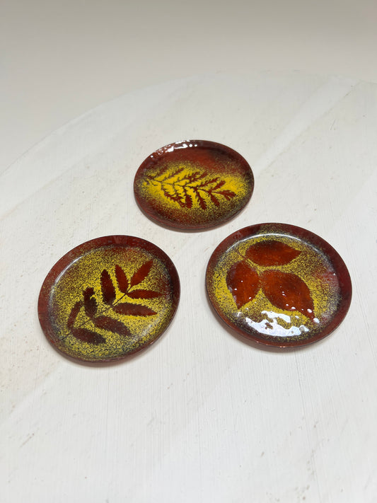 3 Vintage Emaille-Untersetzer mit Blattmotiv Mid Century 70er Jahre Botanische Untersetzer Skandinavisches Design
