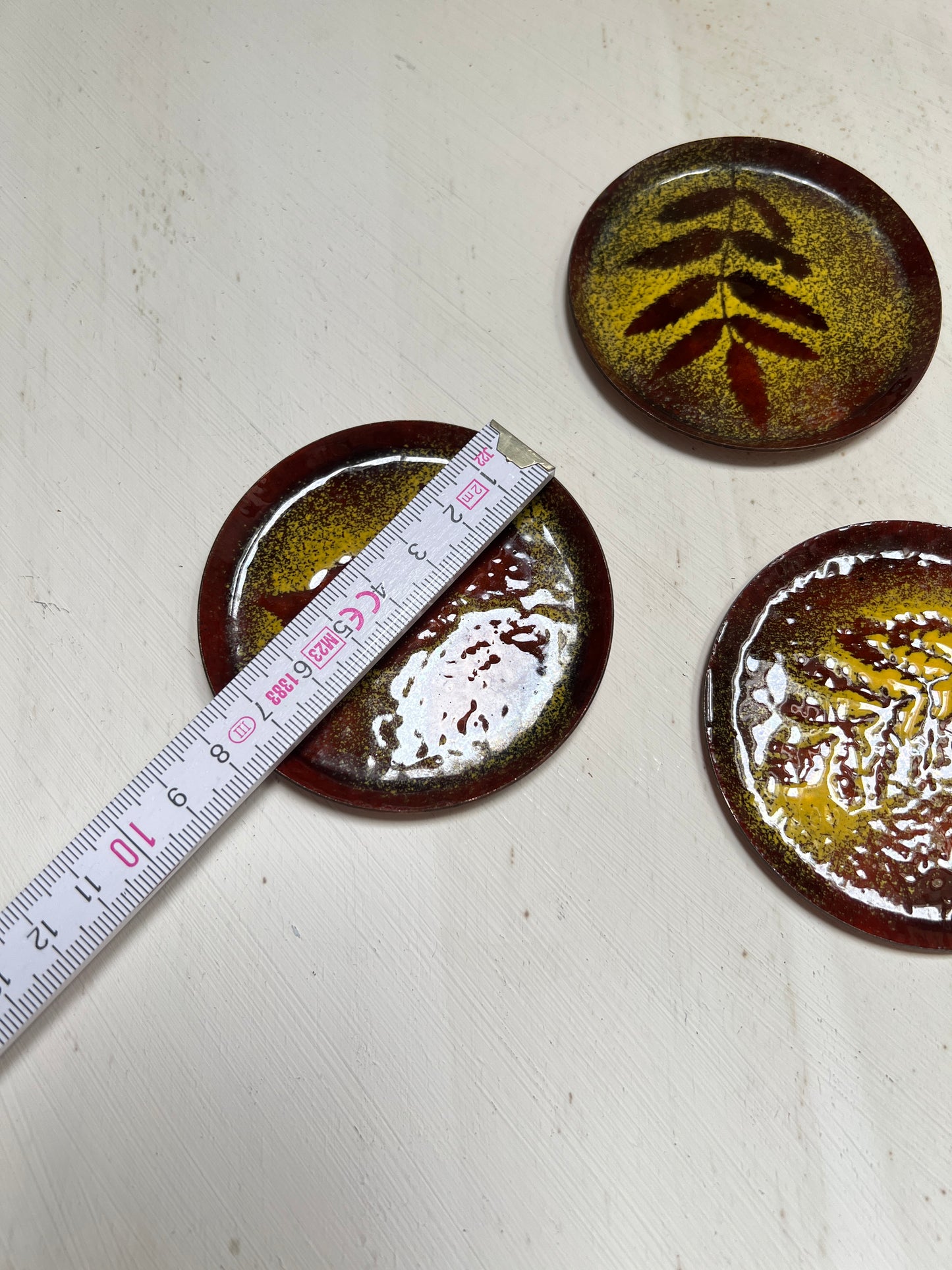 3 Vintage Emaille-Untersetzer mit Blattmotiv Mid Century 70er Jahre Botanische Untersetzer Skandinavisches Design