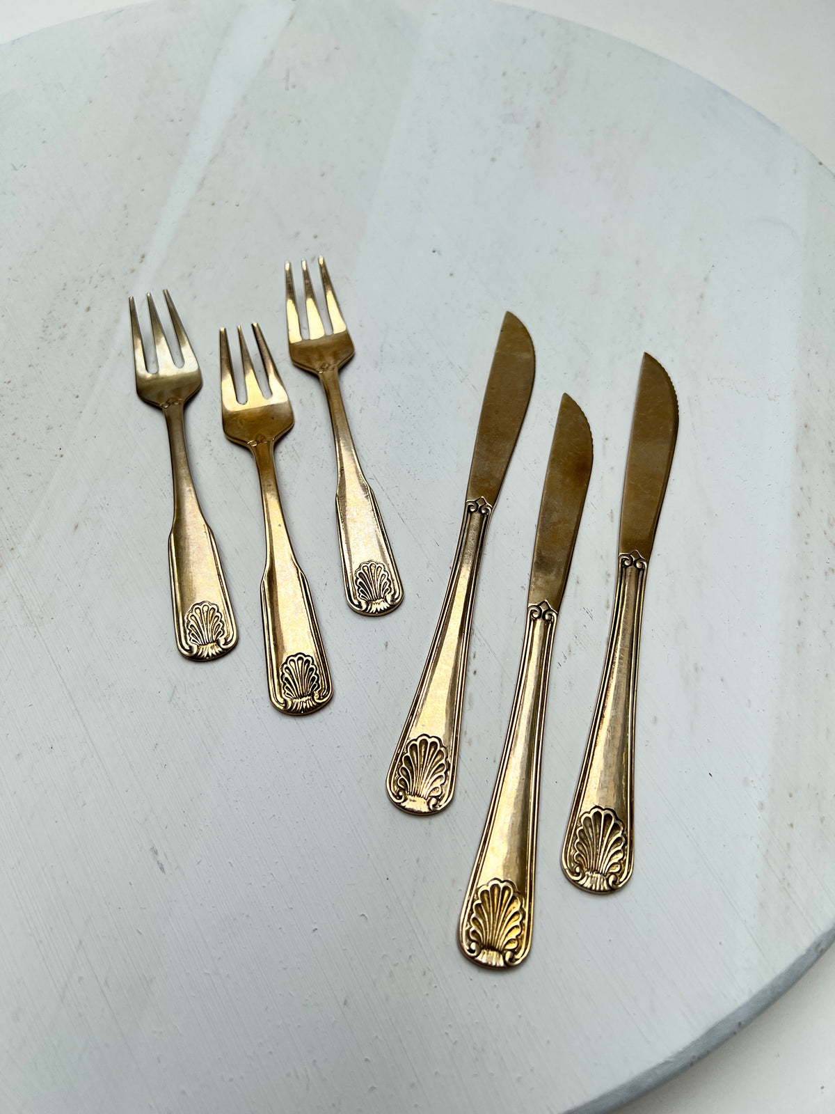 Vintage Dessertbesteck Gold-Optik / Messing – 6-teilig – Muschelmuster / Barock
