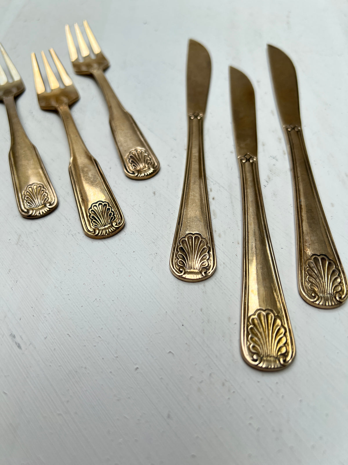 Vintage Dessertbesteck Gold-Optik / Messing – 6-teilig – Muschelmuster / Barock