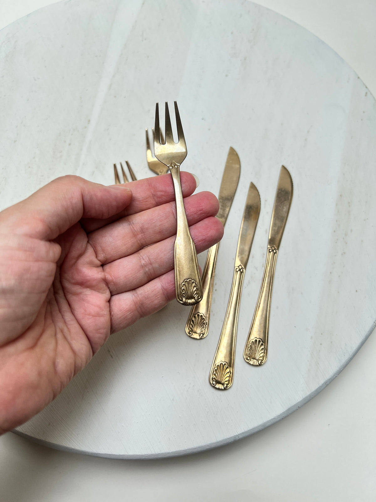 Vintage Dessertbesteck Gold-Optik / Messing – 6-teilig – Muschelmuster / Barock