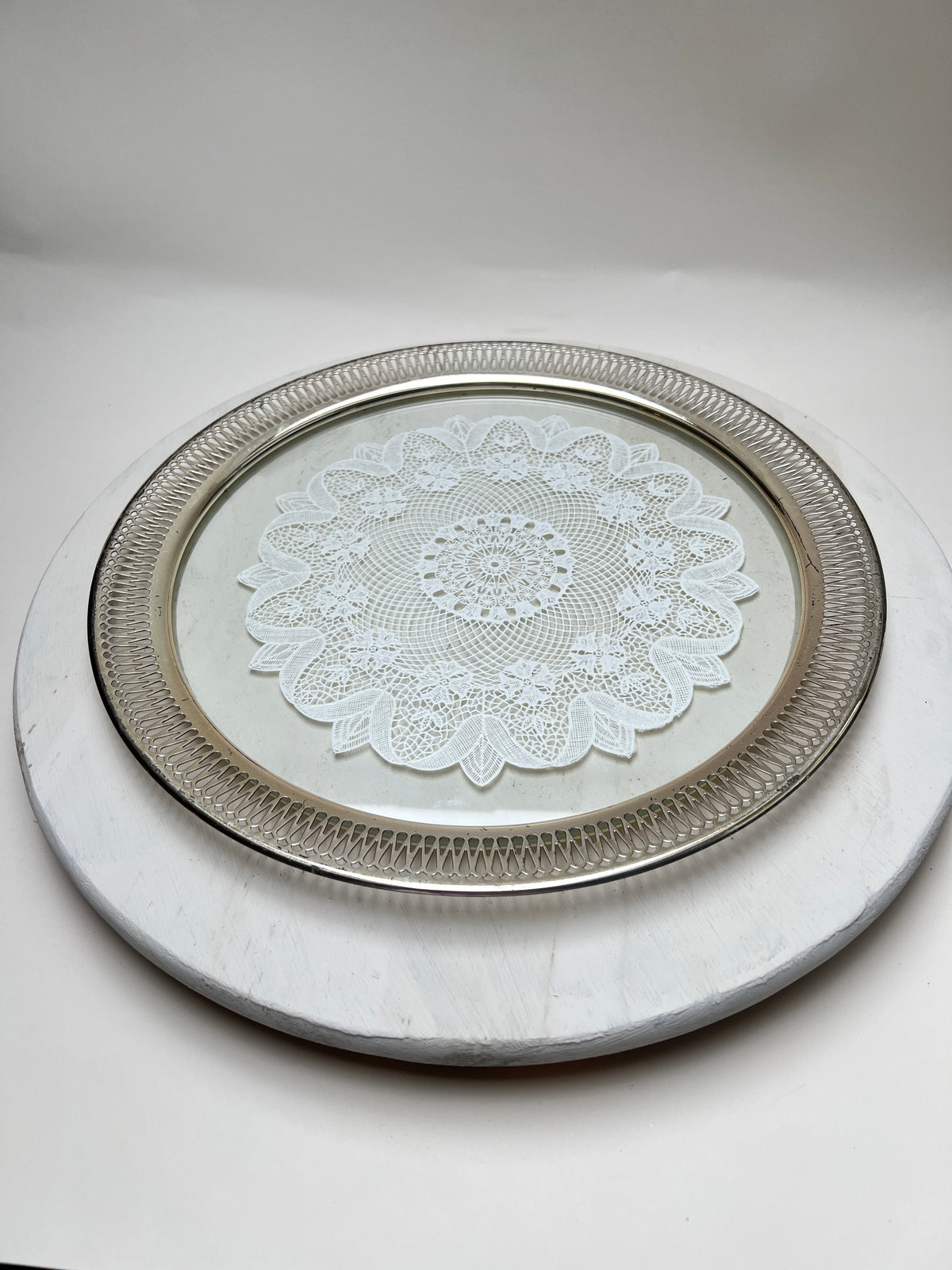 Vintage Spitzentablett für Hochzeit Tortentablett mit echter Spitze um 1960 Hochzeitsdeko Silber-Optik Glastablett 32cm