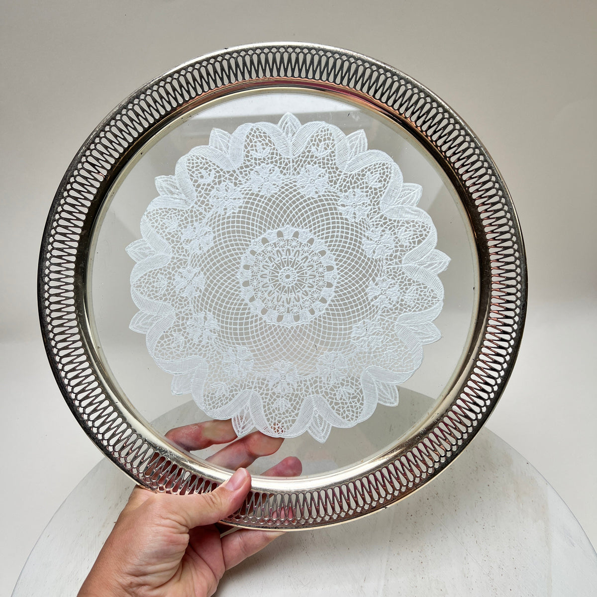 Vintage Spitzentablett für Hochzeit Tortentablett mit echter Spitze um 1960 Hochzeitsdeko Silber-Optik Glastablett 32cm