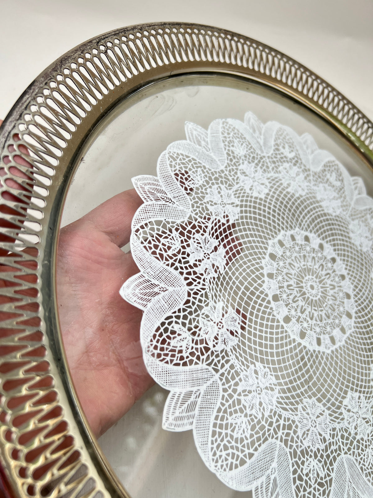 Vintage Spitzentablett für Hochzeit Tortentablett mit echter Spitze um 1960 Hochzeitsdeko Silber-Optik Glastablett 32cm