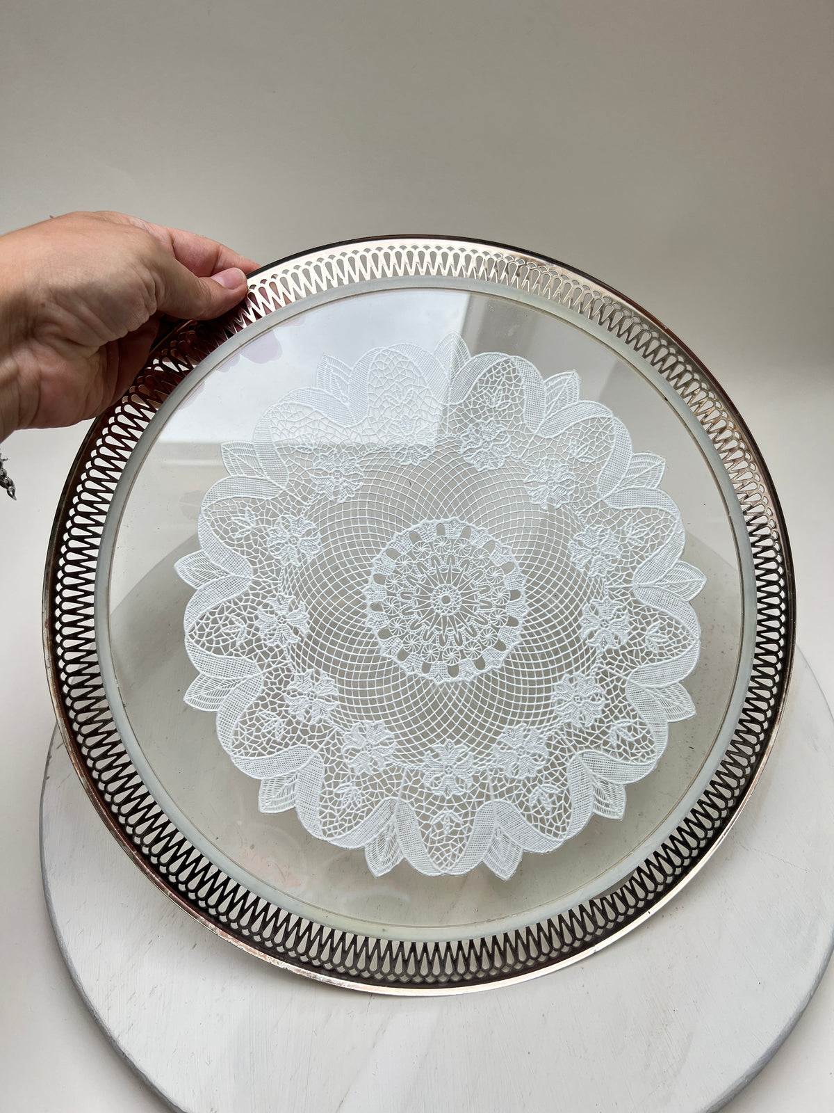 Vintage Spitzentablett für Hochzeit Tortentablett mit echter Spitze um 1960 Hochzeitsdeko Silber-Optik Glastablett 32cm