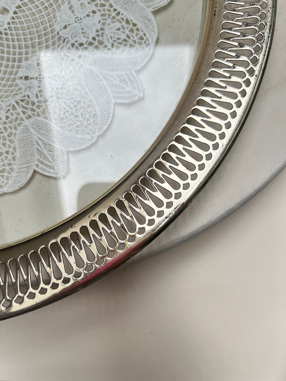 Vintage Spitzentablett für Hochzeit Tortentablett mit echter Spitze um 1960 Hochzeitsdeko Silber-Optik Glastablett 32cm