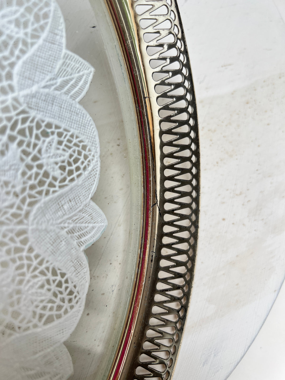 Vintage Spitzentablett für Hochzeit Tortentablett mit echter Spitze um 1960 Hochzeitsdeko Silber-Optik Glastablett 32cm