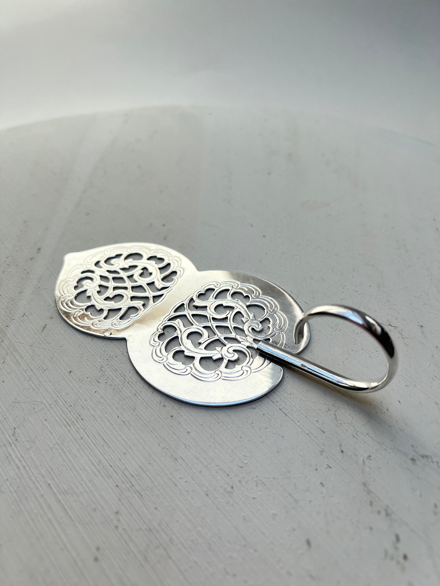 Antiker Gebäckheber Pastetenheber mit Filigranmuster Fingerring versilbert Löffel Tortenheber