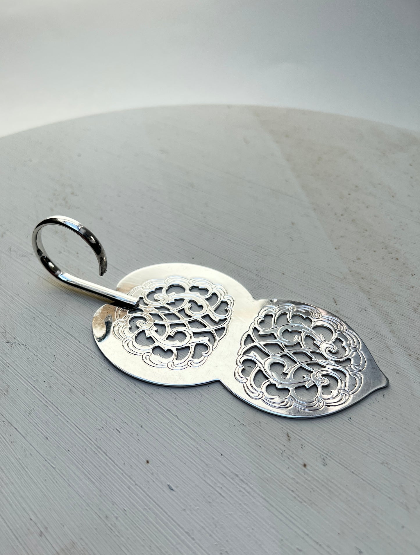 Antiker Gebäckheber Pastetenheber mit Filigranmuster Fingerring versilbert Löffel Tortenheber