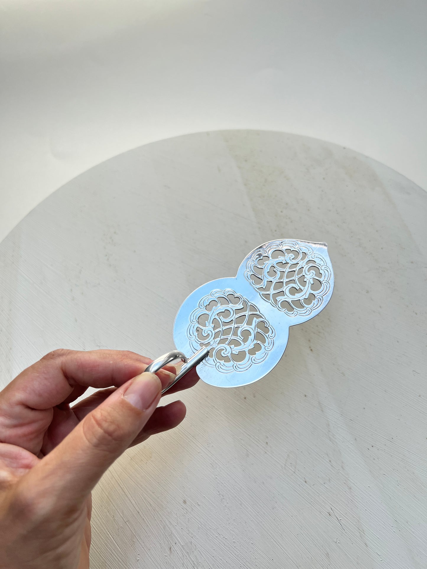 Antiker Gebäckheber Pastetenheber mit Filigranmuster Fingerring versilbert Löffel Tortenheber