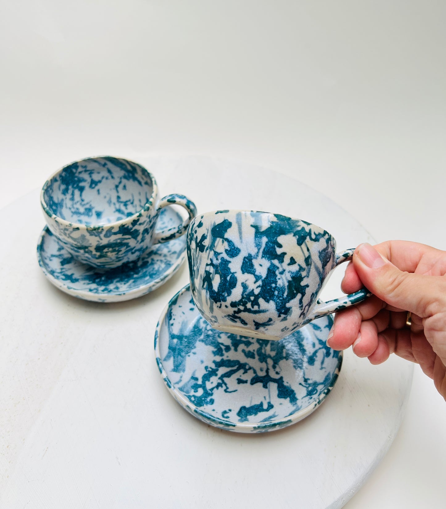 Studio Keramik Tassen Untertellern Boho Blau gesprenkelt Splatter Macchia Mio