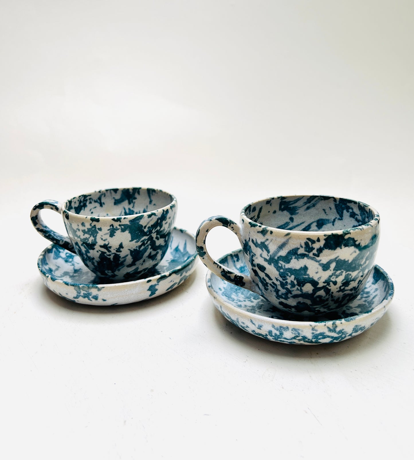 Studio Keramik Tassen Untertellern Boho Blau gesprenkelt Splatter Macchia Mio