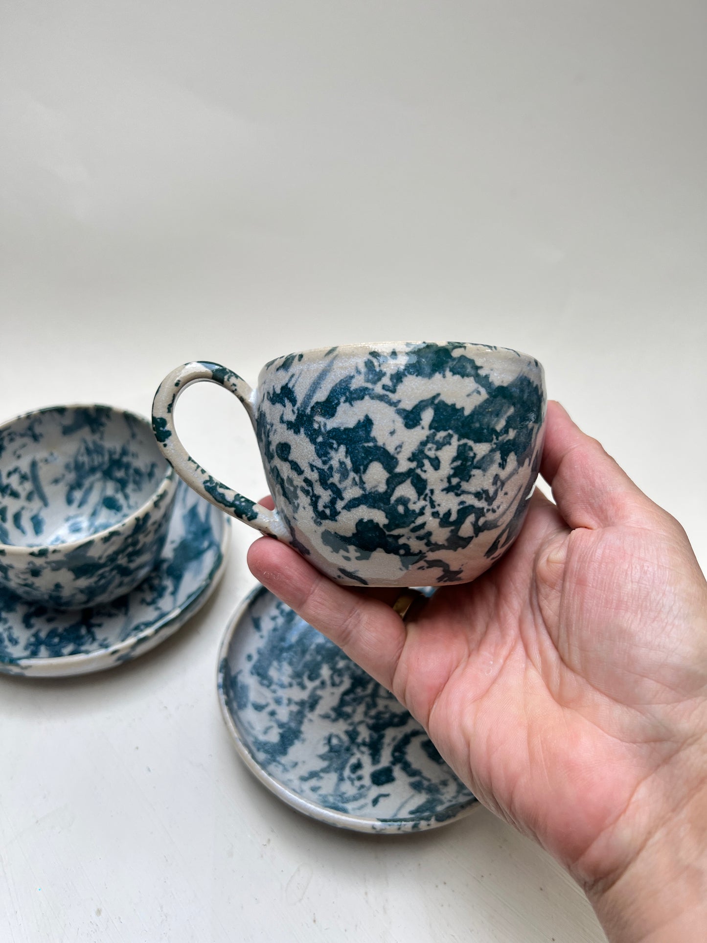 Studio Keramik Tassen Untertellern Boho Blau gesprenkelt Splatter Macchia Mio