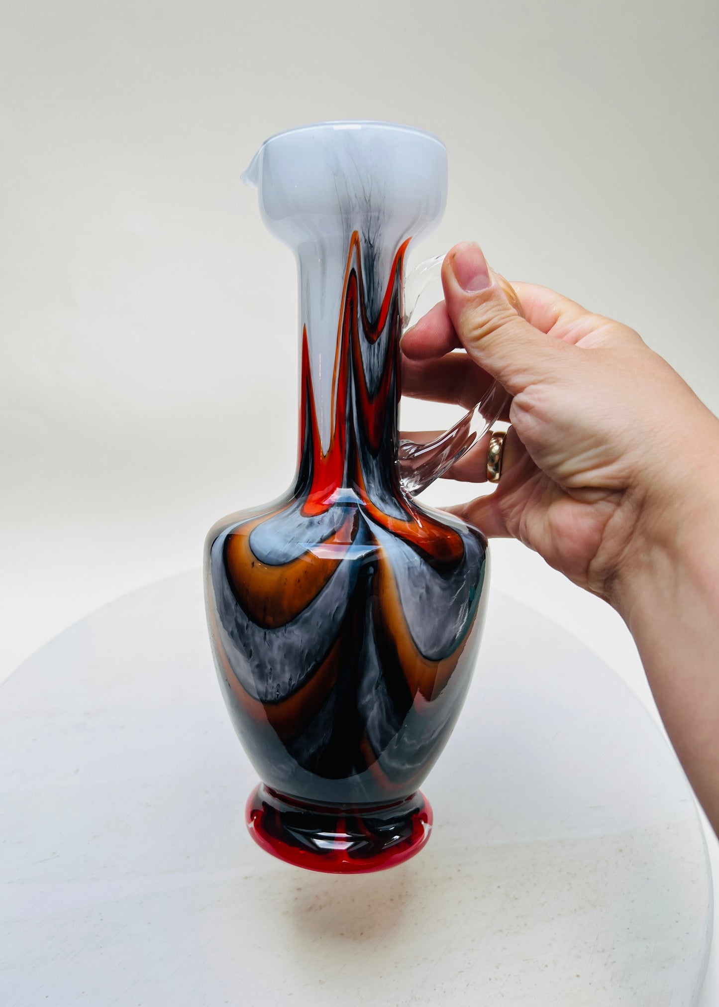 Mid Century Pop-Art Opaline Joska Henkelvase Opalvase Florence Carlo Moretti Schwarz Rot Blumenvase Krugvase