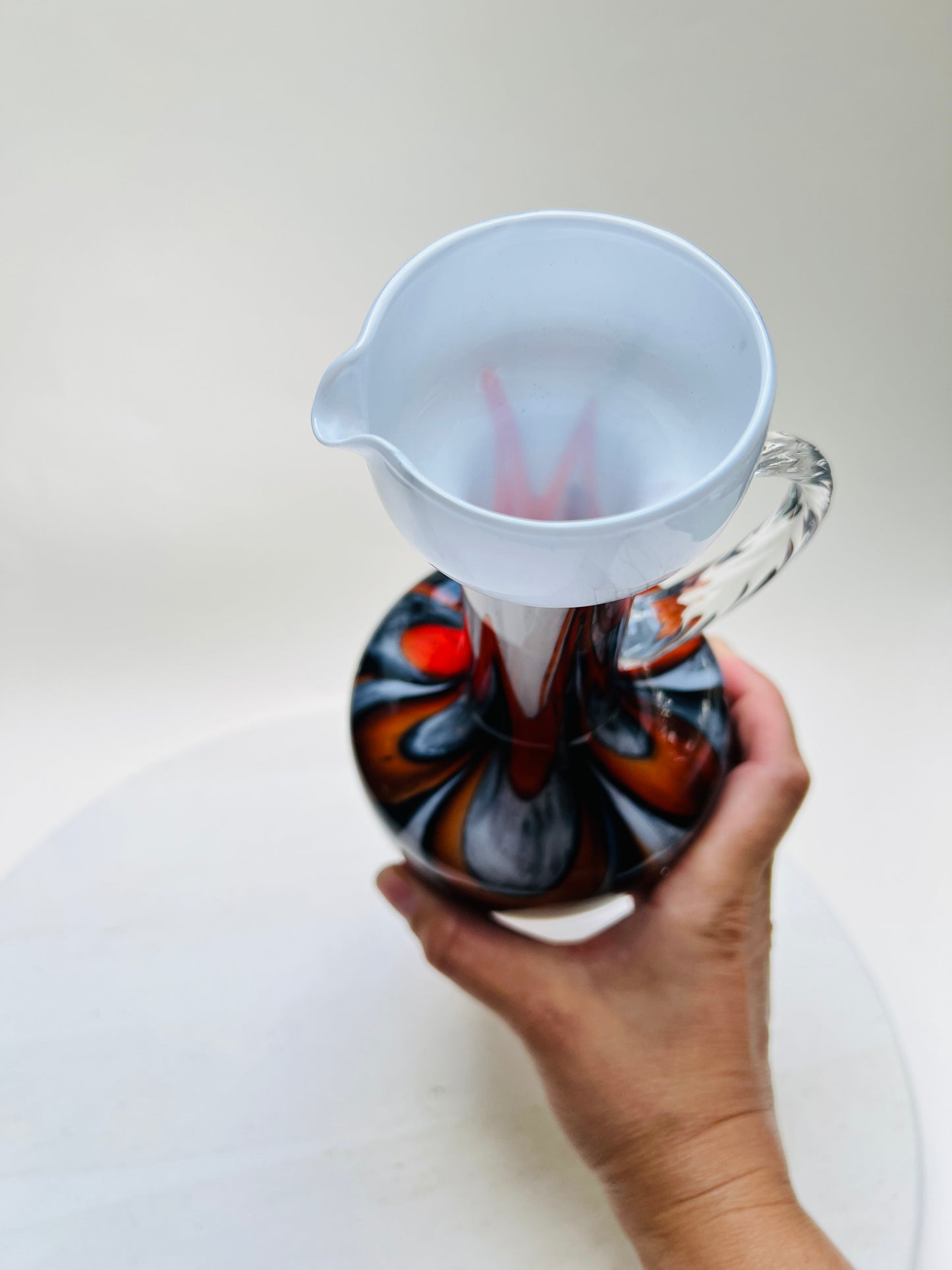 Mid Century Pop-Art Opaline Joska Henkelvase Opalvase Florence Carlo Moretti Schwarz Rot Blumenvase Krugvase