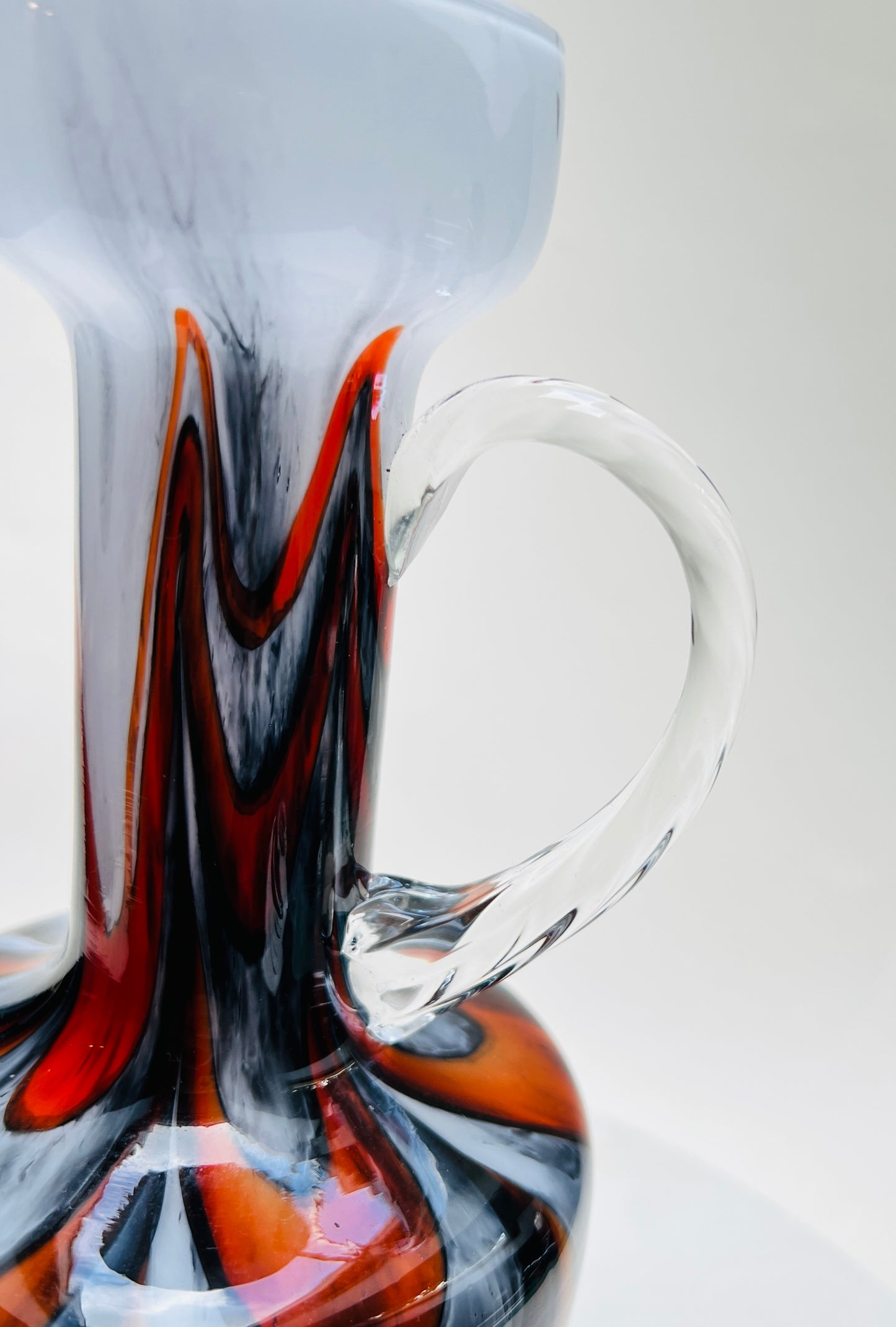 Mid Century Pop-Art Opaline Joska Henkelvase Opalvase Florence Carlo Moretti Schwarz Rot Blumenvase Krugvase