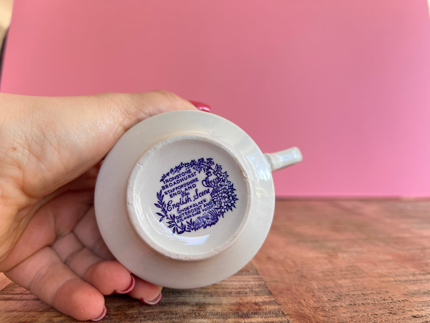 Vintage Milchkännchen Blue Transferware – Ironstone Broadhurst „English Scene“ – England – Blau Weiß – Sahnekännchen