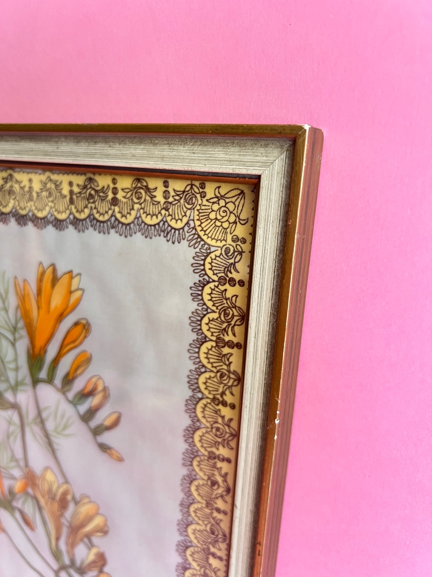 Vintage Wandbild Stofftaschentuch – gerahmt – 60er 70er Jahre – florales Taschentuch im Rahmen – Mid Century Deko