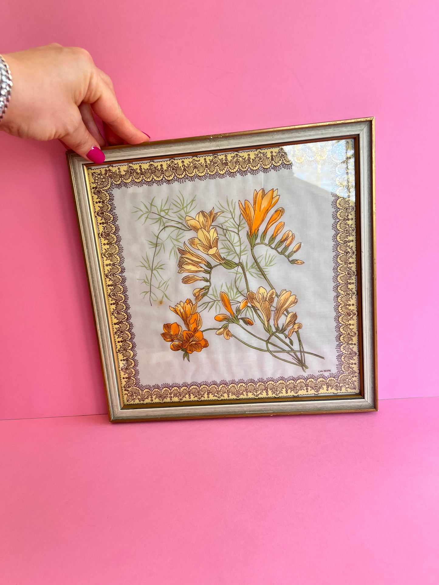 Vintage Wandbild Stofftaschentuch – gerahmt – 60er 70er Jahre – florales Taschentuch im Rahmen – Mid Century Deko