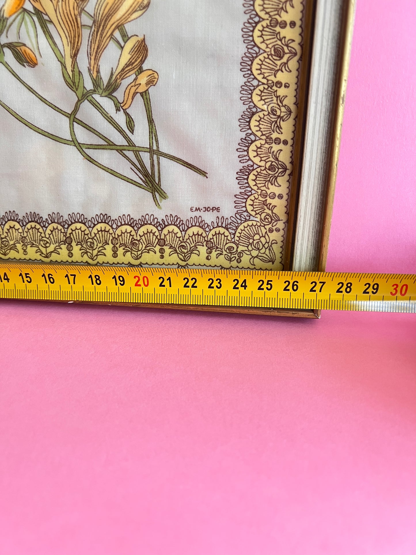 Vintage Wandbild Stofftaschentuch – gerahmt – 60er 70er Jahre – florales Taschentuch im Rahmen – Mid Century Deko