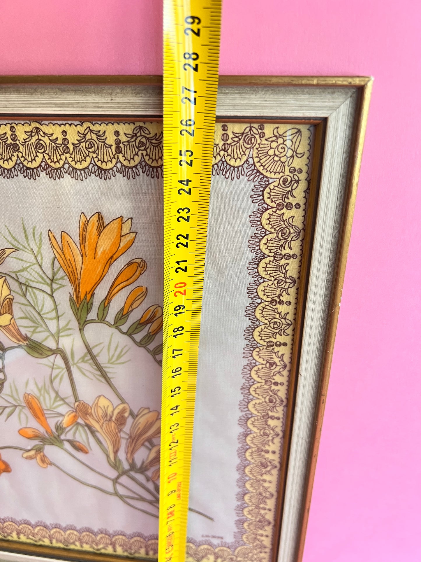 Vintage Wandbild Stofftaschentuch – gerahmt – 60er 70er Jahre – florales Taschentuch im Rahmen – Mid Century Deko