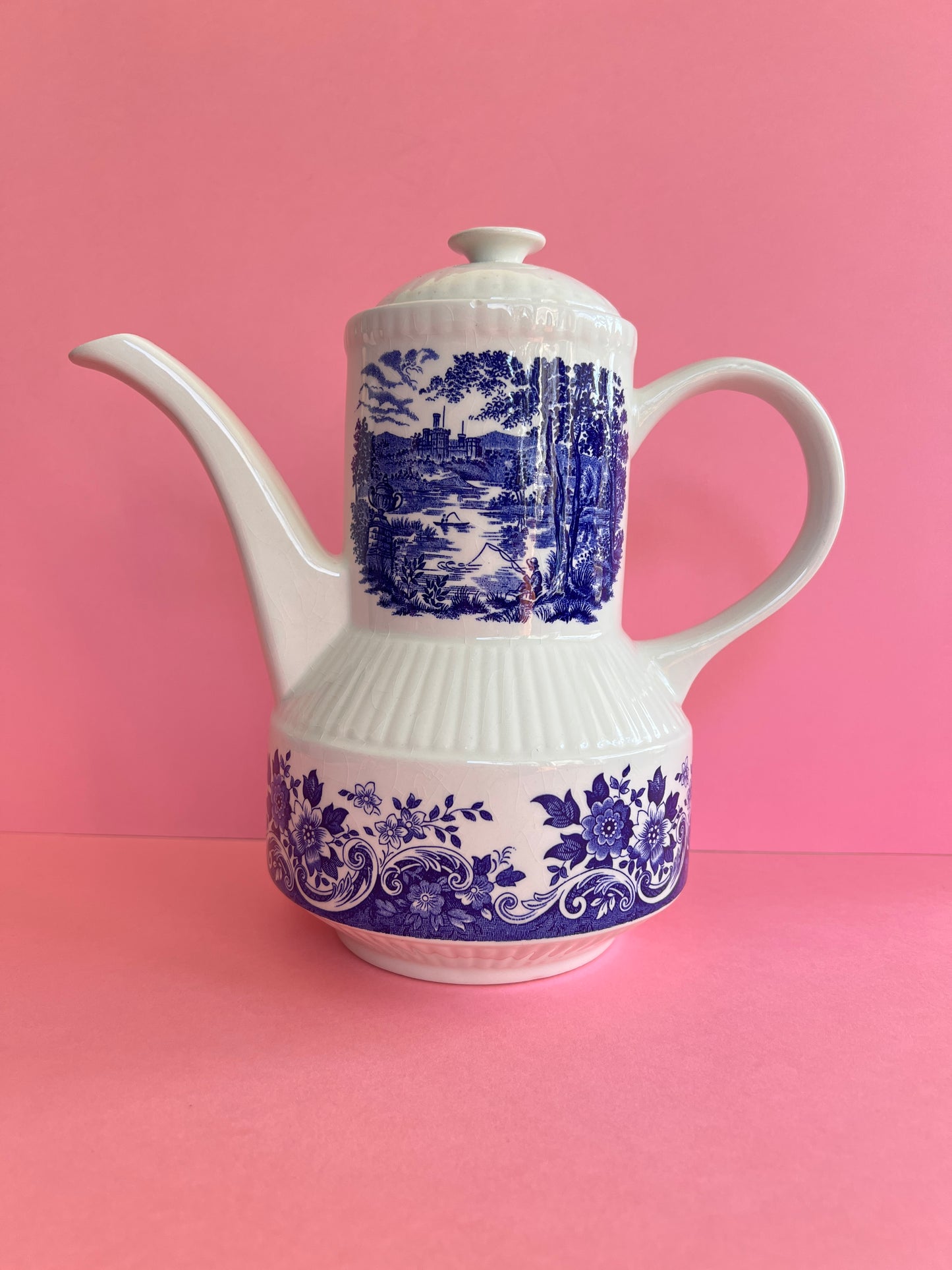 Vintage Kaffeekanne Englisch „English Scene“ – blau weiß – Broadhurst Staffordshire – Mid Century
