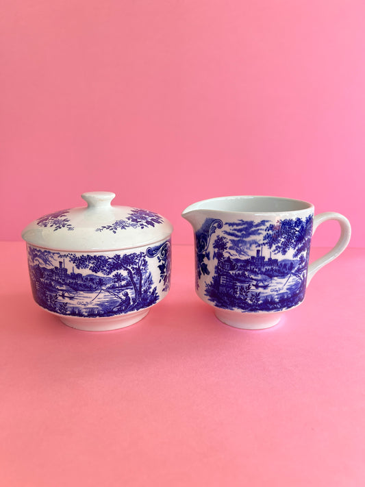 Vintage Zuckerdose & Milchkännchen „English Scene“ – Ironstone Broadhurst England – blau weiß – Staffordshire