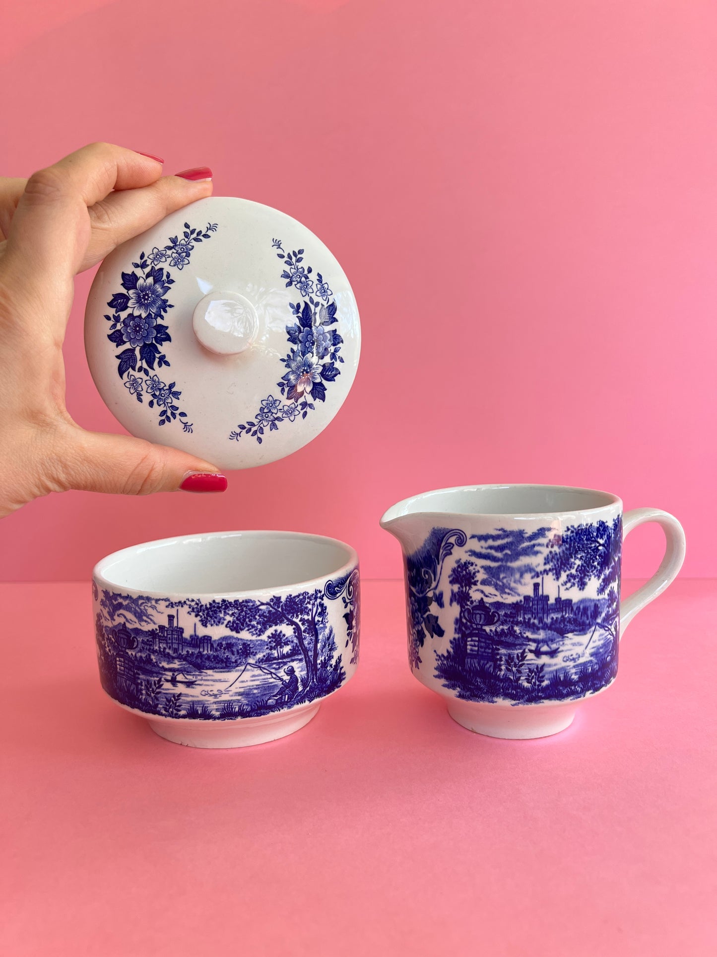 Vintage Zuckerdose & Milchkännchen „English Scene“ – Ironstone Broadhurst England – blau weiß – Staffordshire
