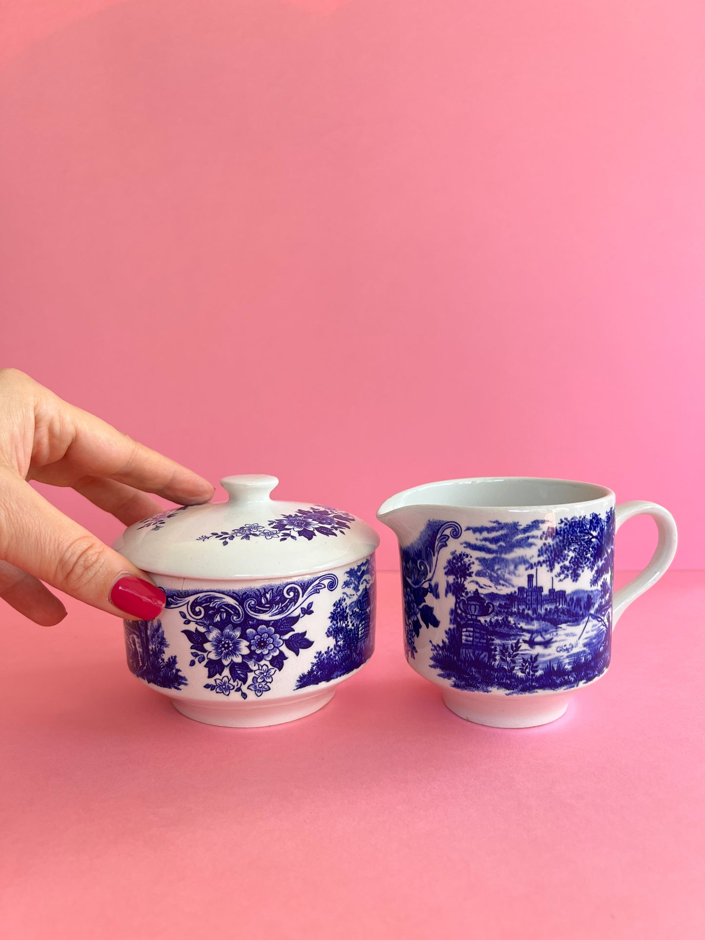 Vintage Zuckerdose & Milchkännchen „English Scene“ – Ironstone Broadhurst England – blau weiß – Staffordshire