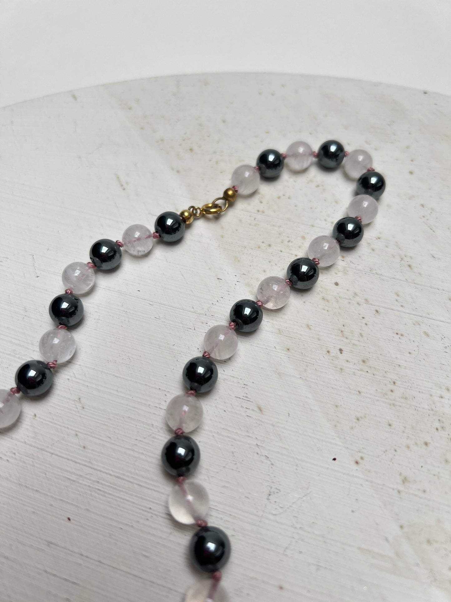 Vintage Edelsteinkette handgeknüpft aus poliertem Hämatit und Rosenquarz