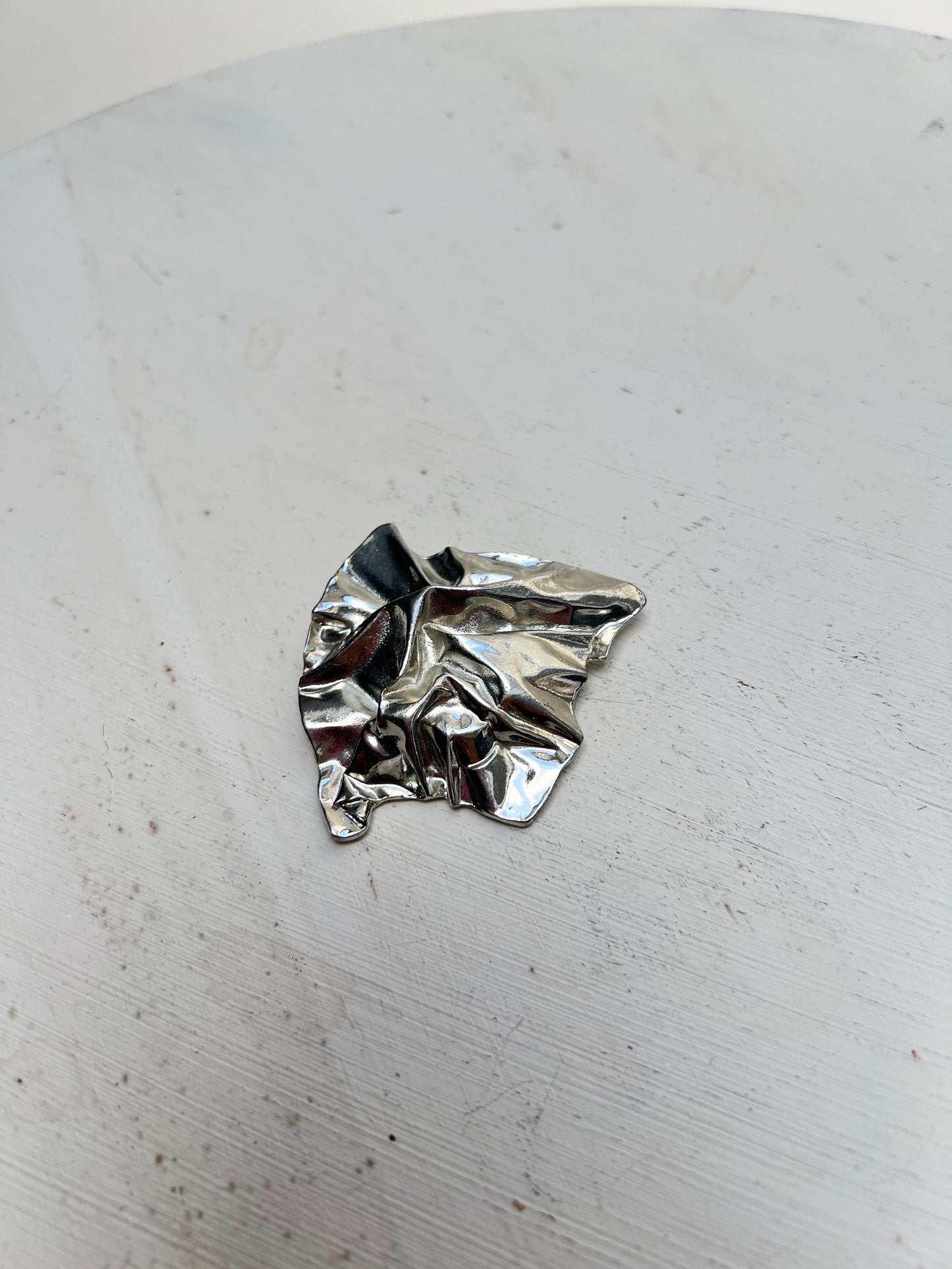 Vintage 90er Avantgarde Crush Foil silber Brosche abstrakt folded sheet