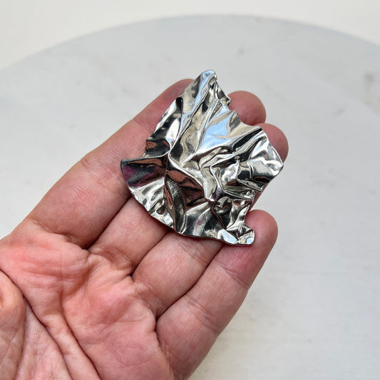 Vintage 90er Avantgarde Crush Foil silber Brosche abstrakt folded sheet