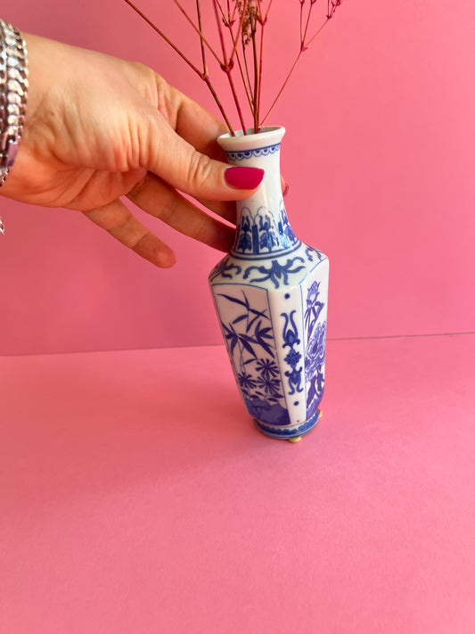 Vintage blau weiße Porzellan Vase – China Stil Keramik – Chinoiserie Deko – kleine Bud Vase mit Fuß