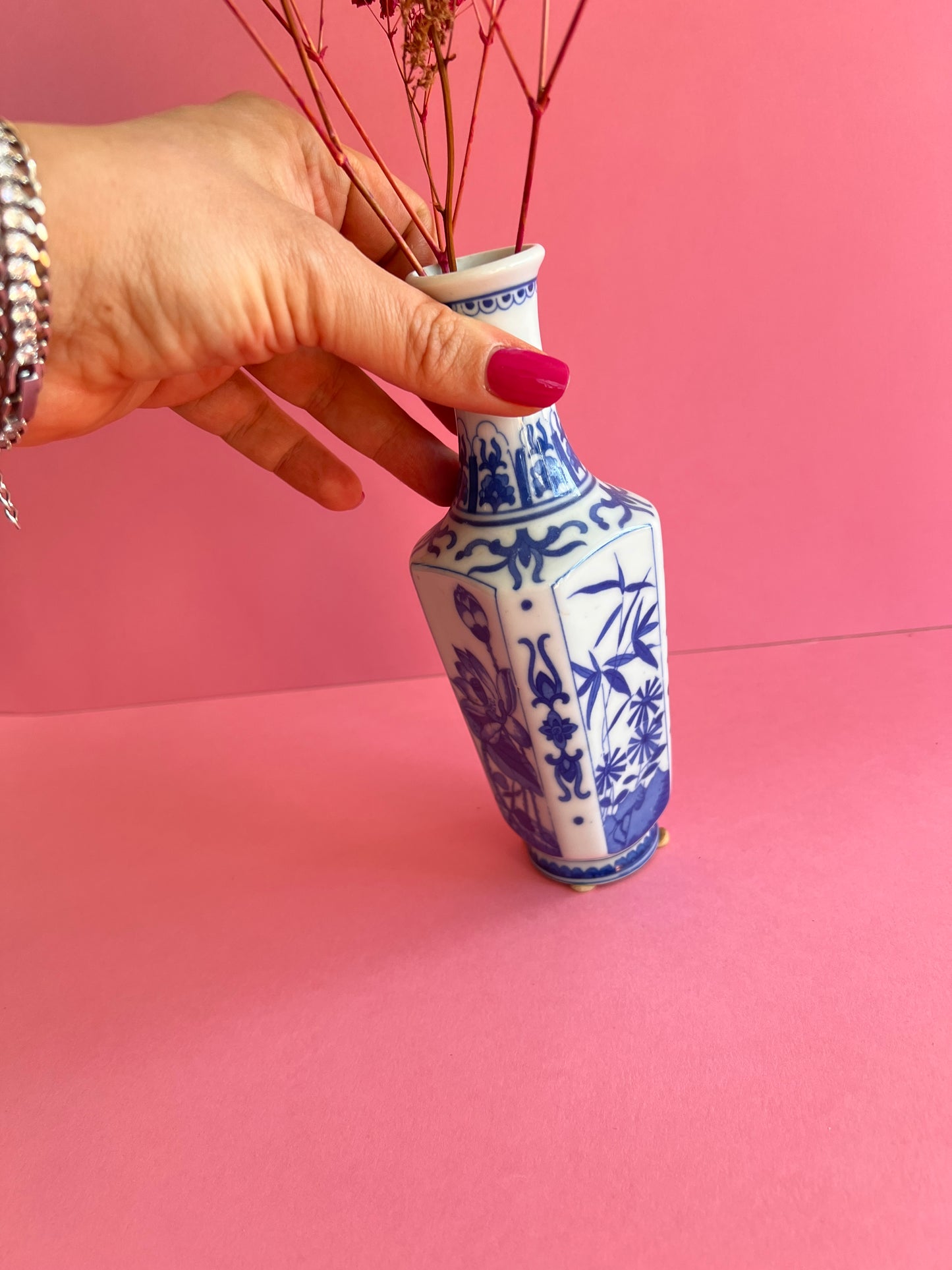 Vintage blau weiße Porzellan Vase – China Stil Keramik – Chinoiserie Deko – kleine Bud Vase mit Fuß