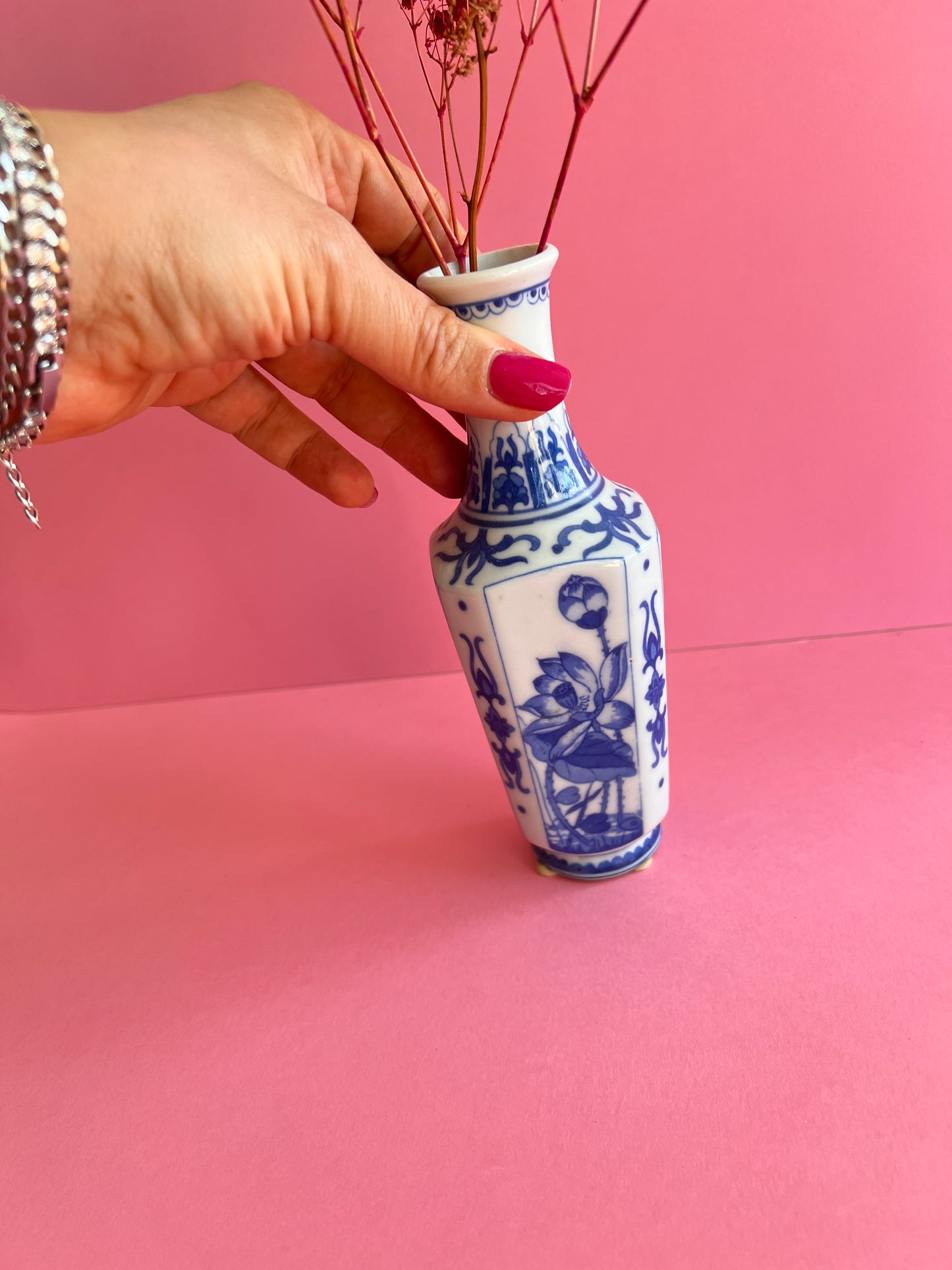 Vintage blau weiße Porzellan Vase – China Stil Keramik – Chinoiserie Deko – kleine Bud Vase mit Fuß