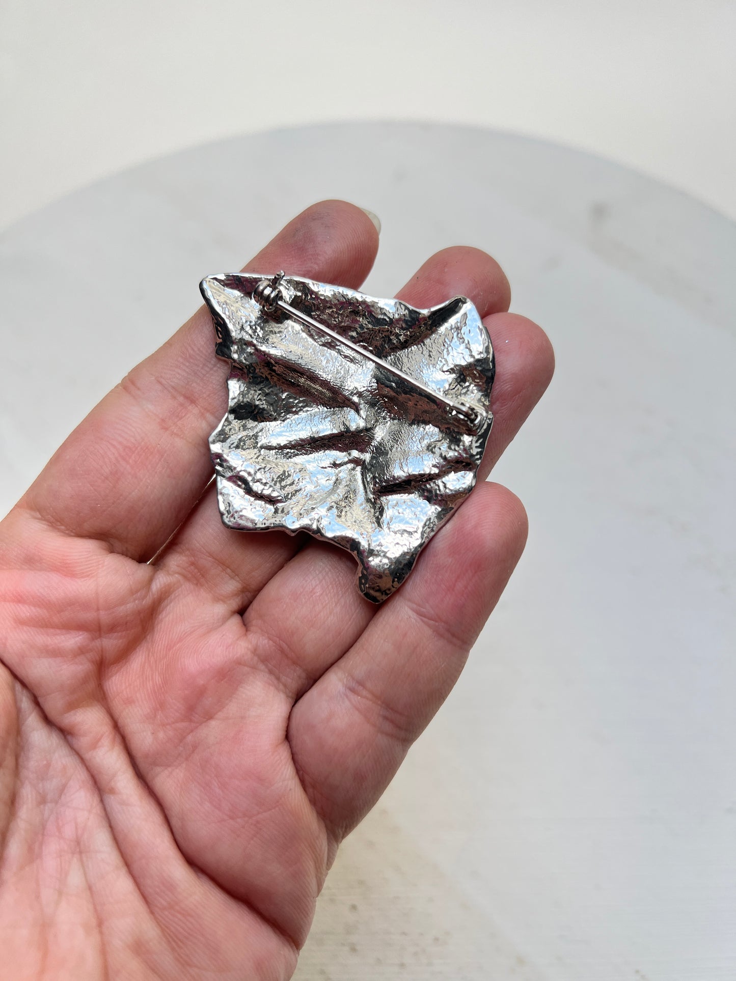 Vintage 90er Avantgarde Crush Foil silber Brosche abstrakt folded sheet