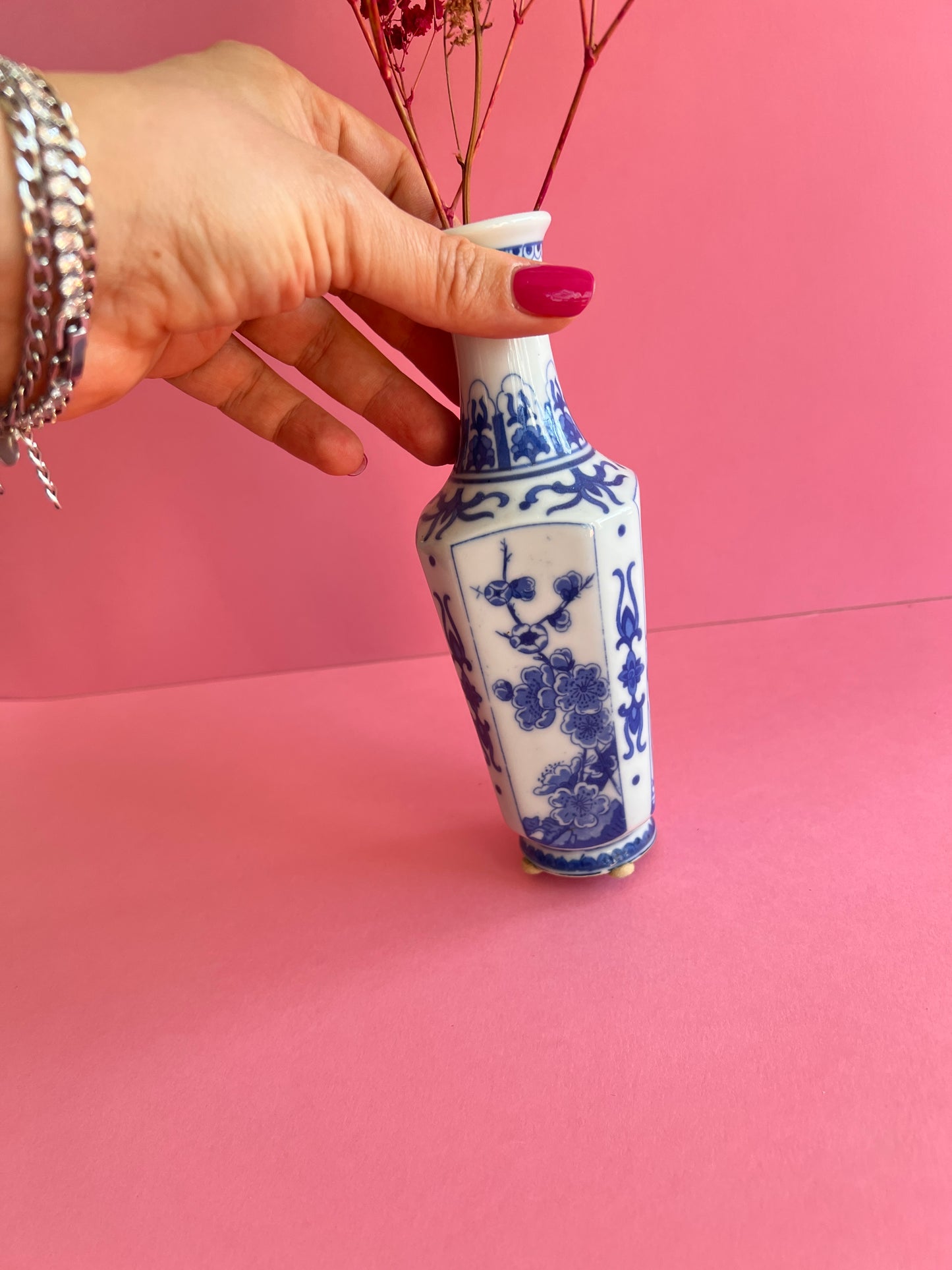 Vintage blau weiße Porzellan Vase – China Stil Keramik – Chinoiserie Deko – kleine Bud Vase mit Fuß
