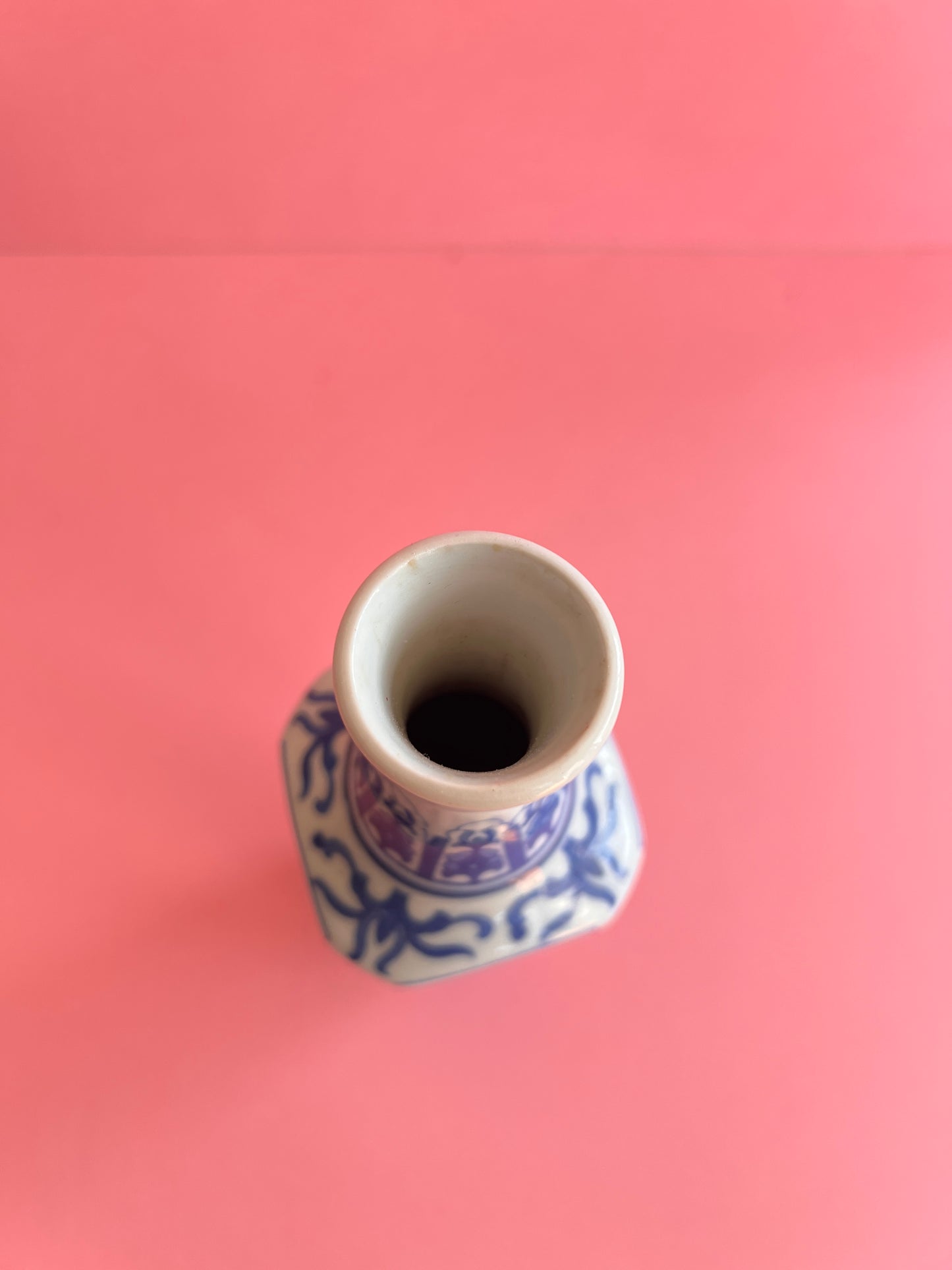 Vintage blau weiße Porzellan Vase – China Stil Keramik – Chinoiserie Deko – kleine Bud Vase mit Fuß