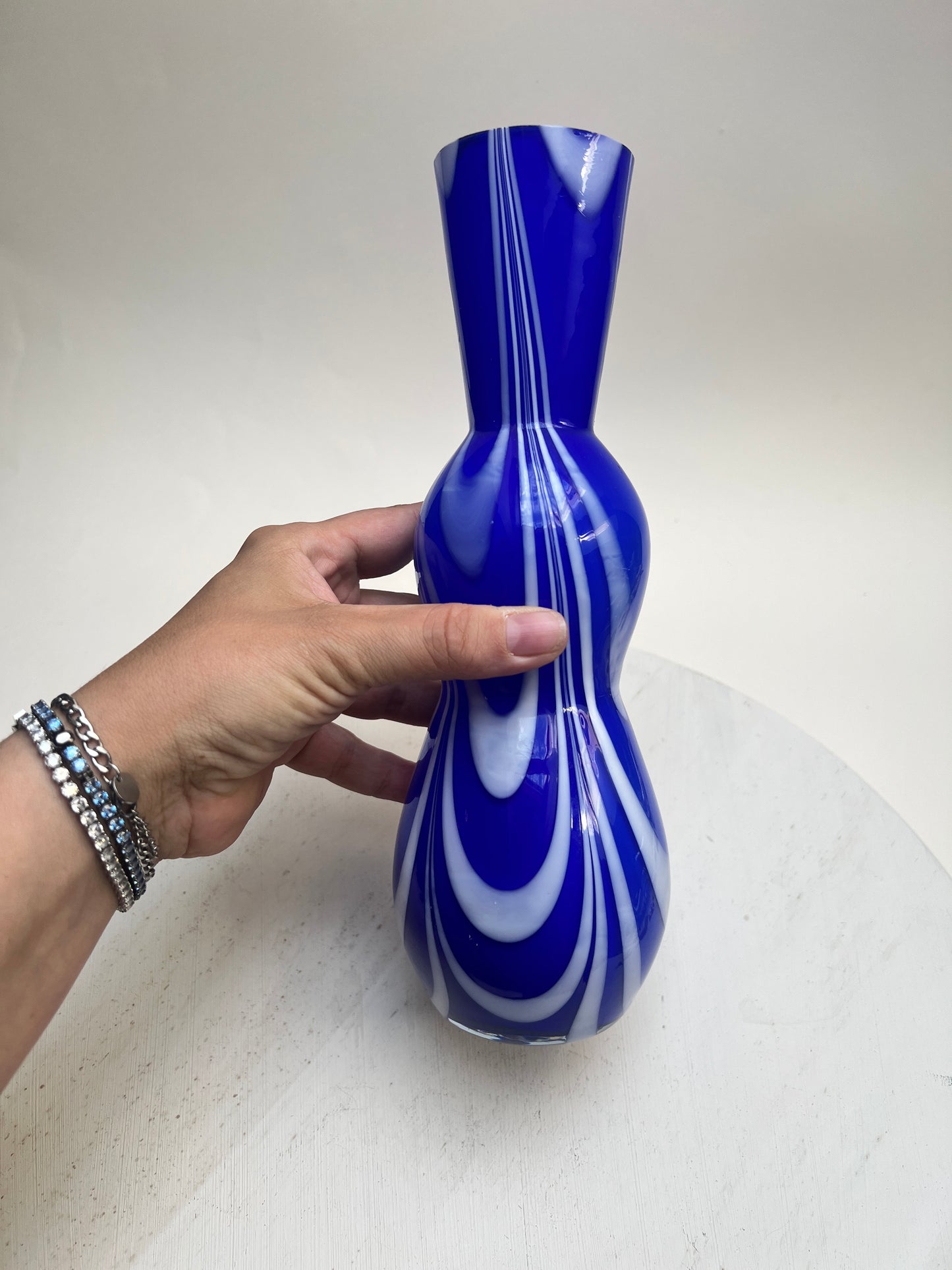 Vintage Kunstglas Fadenglas Vase Kobalt Blau Weiß Mid Century Mundgeblasen (ca. 25cm)